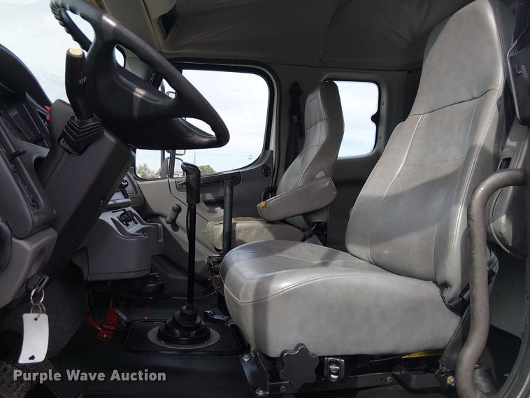 image for item EG1682 2014 Freightliner 108SD utility / service truck