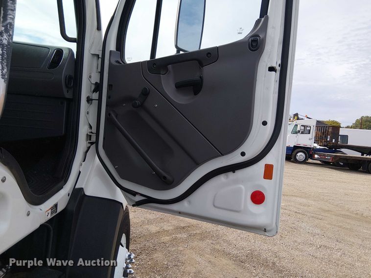 image for item EG1682 2014 Freightliner 108SD utility / service truck