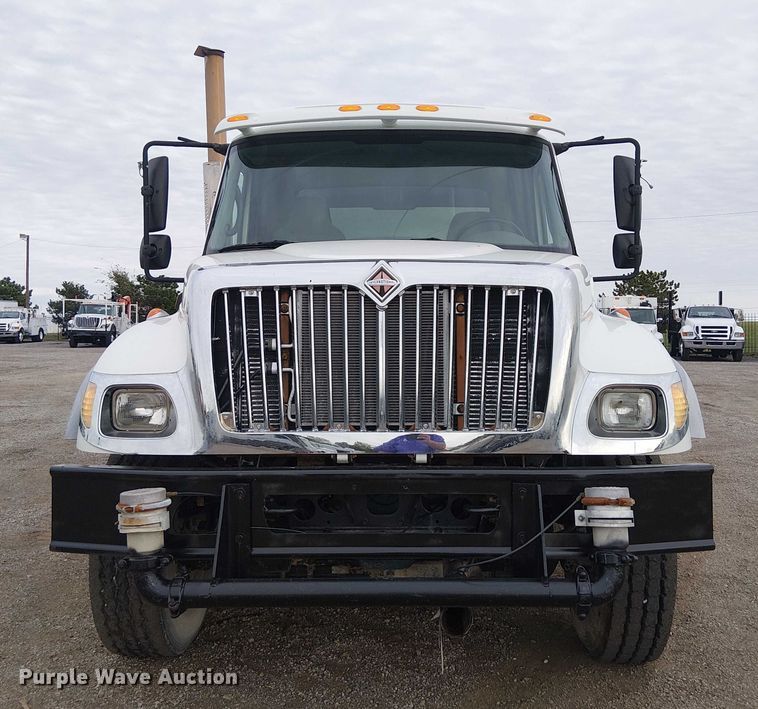 image for item EG1714 2007 International 7400 water truck