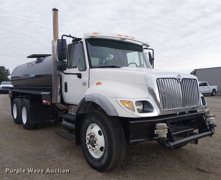image for item EG1714 2007 International 7400 water truck