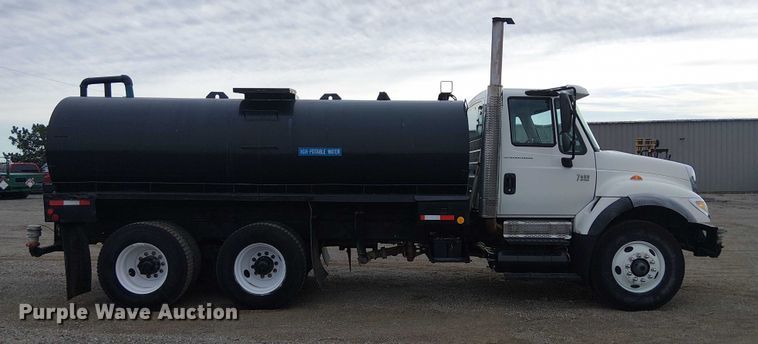 image for item EG1714 2007 International 7400 water truck