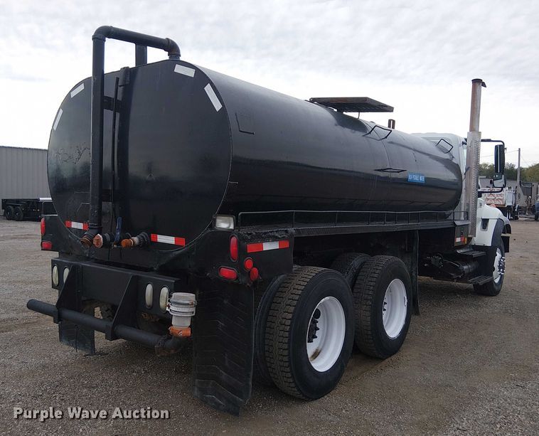 image for item EG1714 2007 International 7400 water truck