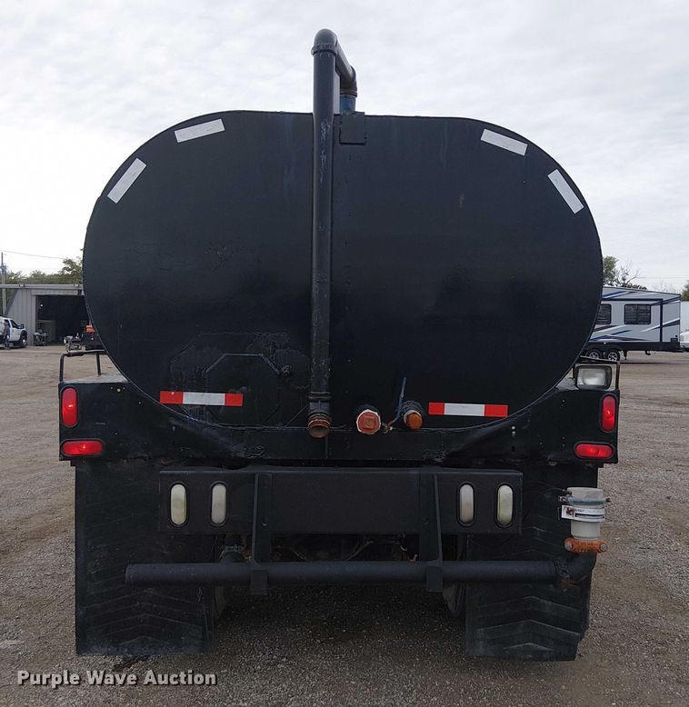 image for item EG1714 2007 International 7400 water truck