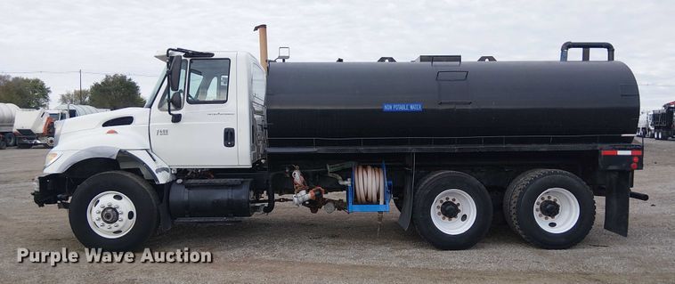 image for item EG1714 2007 International 7400 water truck