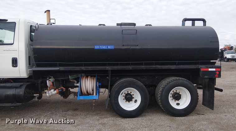 image for item EG1714 2007 International 7400 water truck