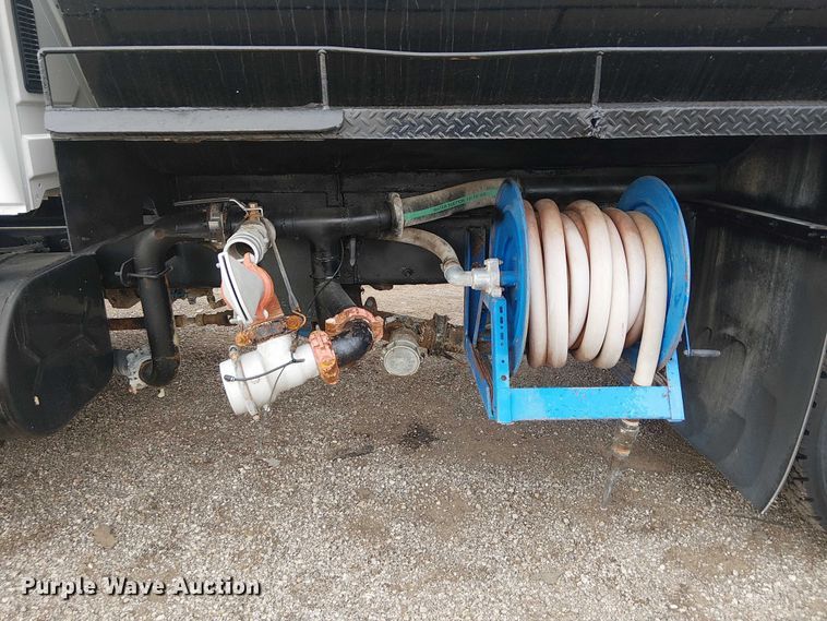 image for item EG1714 2007 International 7400 water truck