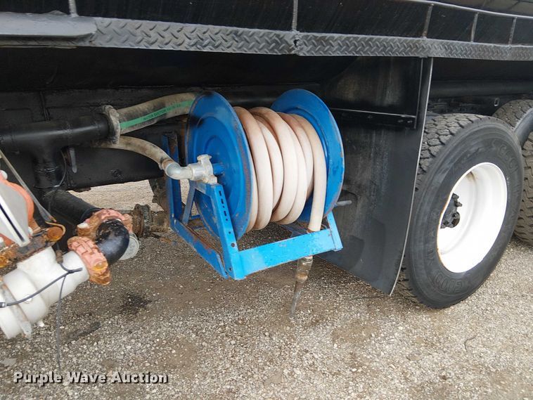 image for item EG1714 2007 International 7400 water truck