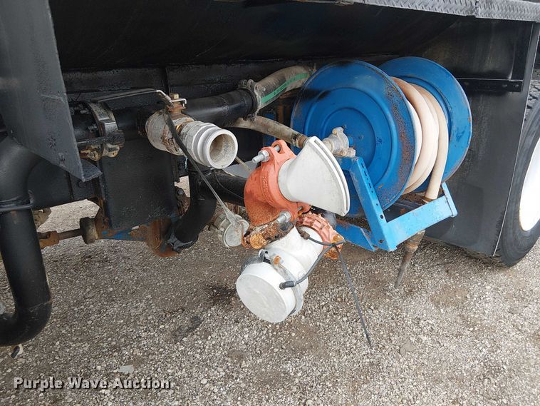 image for item EG1714 2007 International 7400 water truck