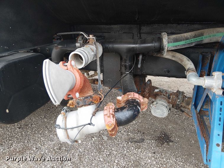 image for item EG1714 2007 International 7400 water truck