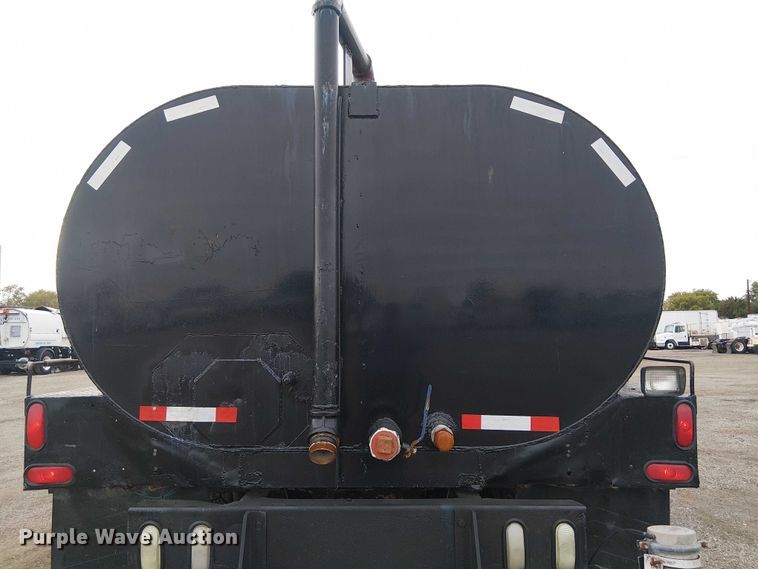 image for item EG1714 2007 International 7400 water truck