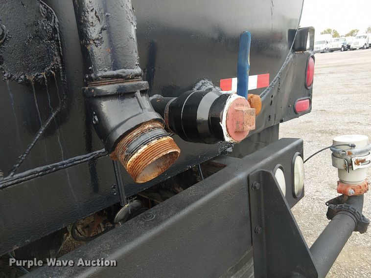 image for item EG1714 2007 International 7400 water truck