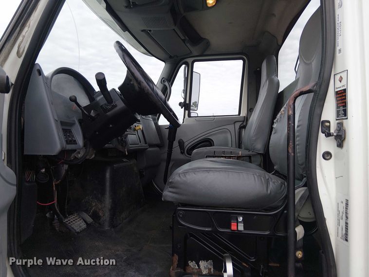 image for item EG1714 2007 International 7400 water truck