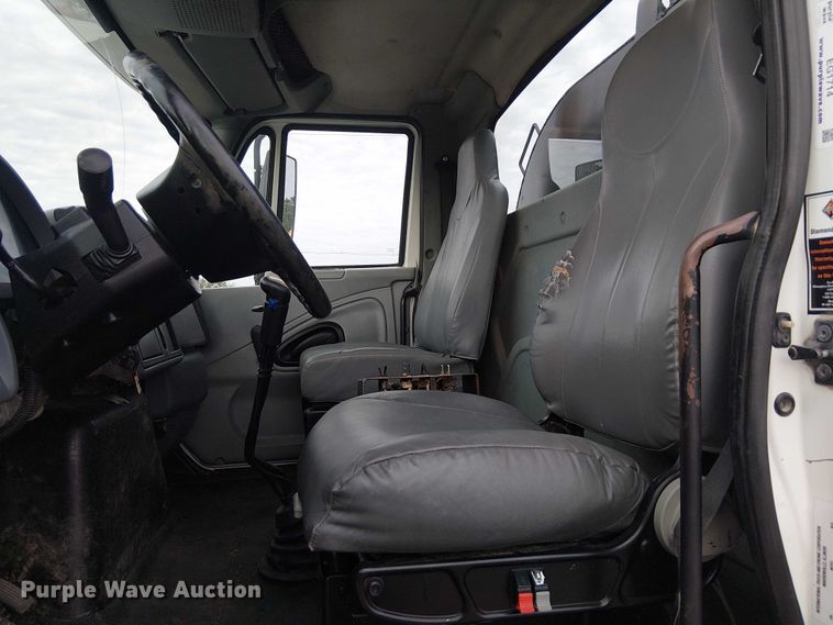 image for item EG1714 2007 International 7400 water truck