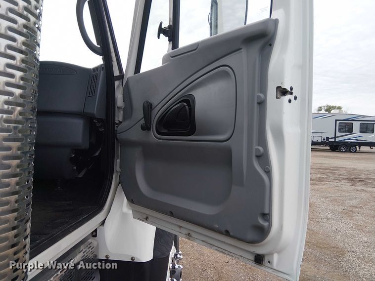 image for item EG1714 2007 International 7400 water truck