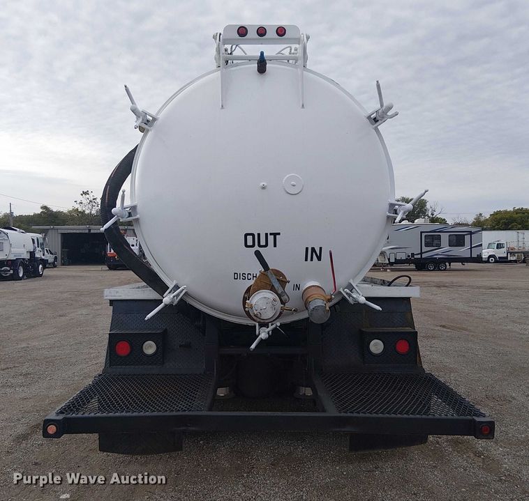 image for item EG1715 2015 Freightliner 114SD vacuum truck