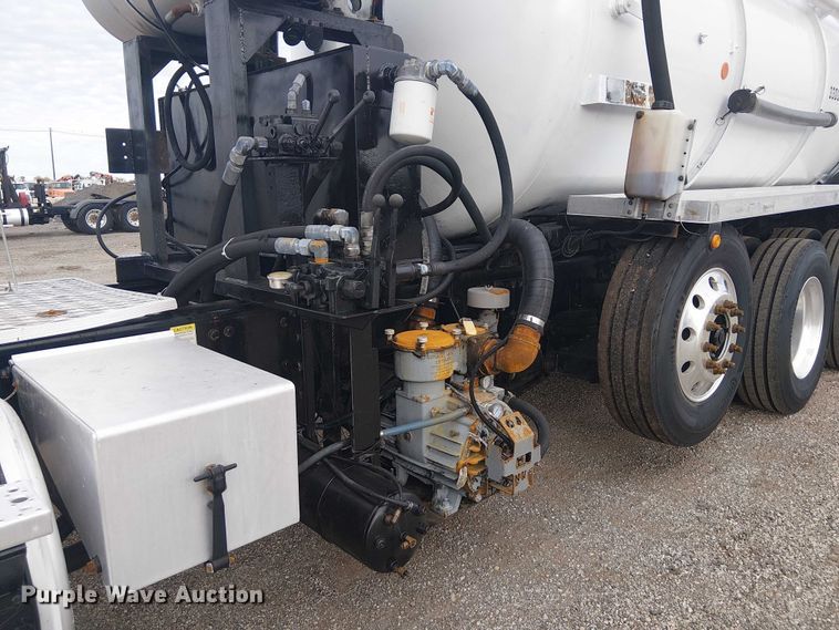 image for item EG1715 2015 Freightliner 114SD vacuum truck