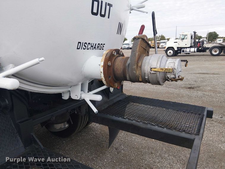 image for item EG1715 2015 Freightliner 114SD vacuum truck