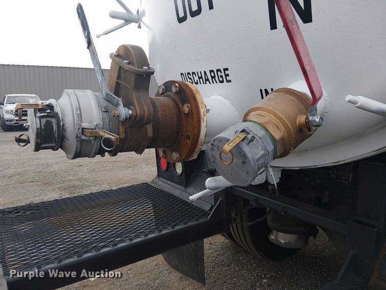 image for item EG1715 2015 Freightliner 114SD vacuum truck