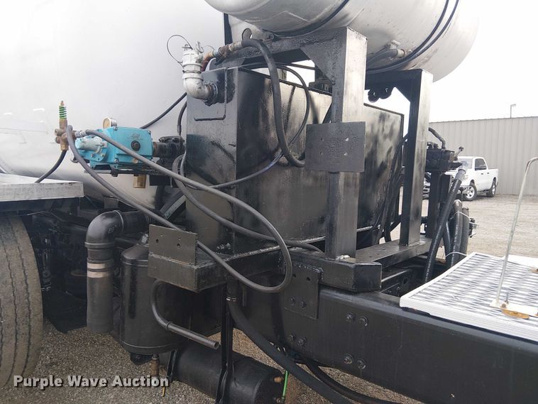 image for item EG1715 2015 Freightliner 114SD vacuum truck