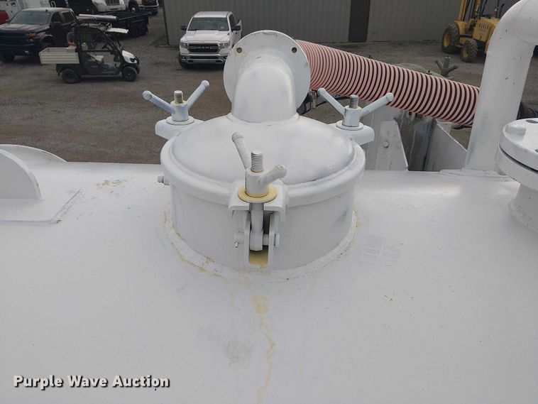 image for item EG1715 2015 Freightliner 114SD vacuum truck