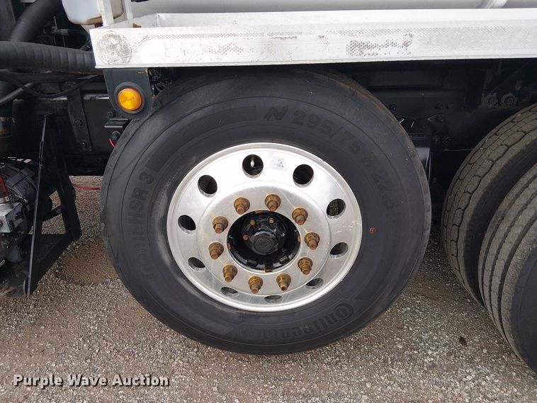 image for item EG1715 2015 Freightliner 114SD vacuum truck