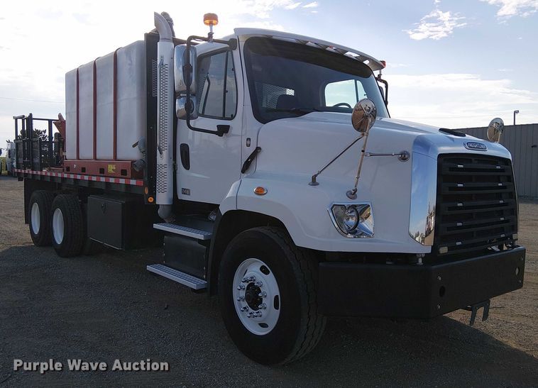 image for item EG8252 2019 Freightliner 114SD flatbed truck