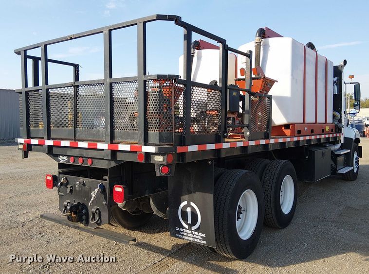 image for item EG8252 2019 Freightliner 114SD flatbed truck