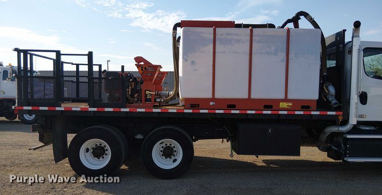 image for item EG8252 2019 Freightliner 114SD flatbed truck