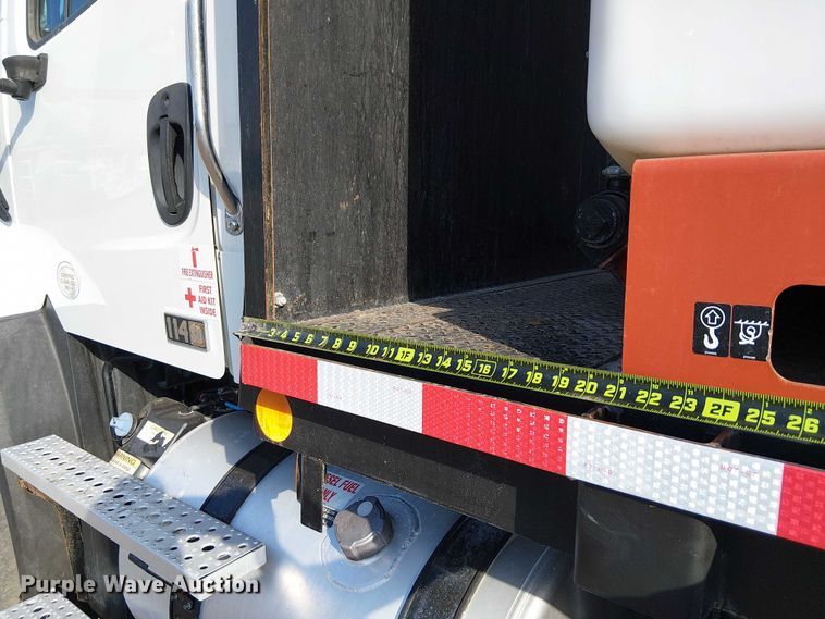 image for item EG8252 2019 Freightliner 114SD flatbed truck