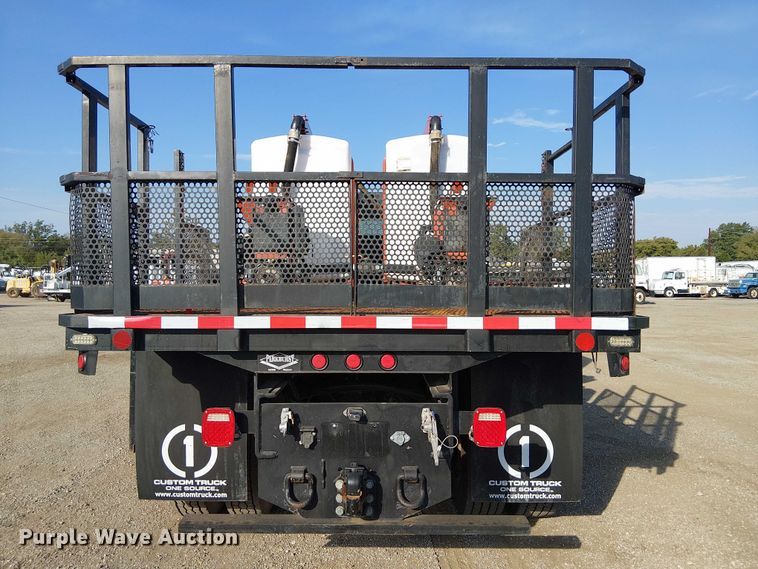 image for item EG8252 2019 Freightliner 114SD flatbed truck