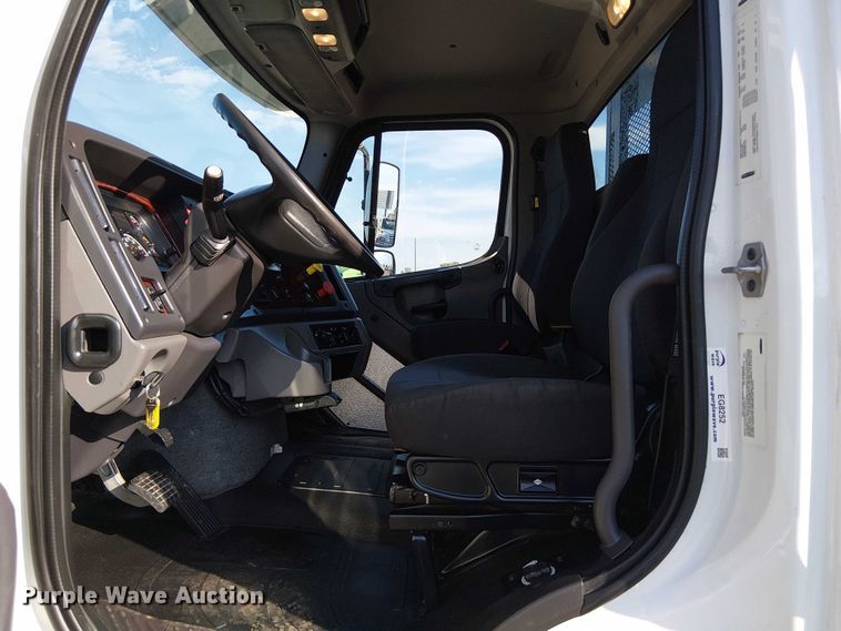 image for item EG8252 2019 Freightliner 114SD flatbed truck