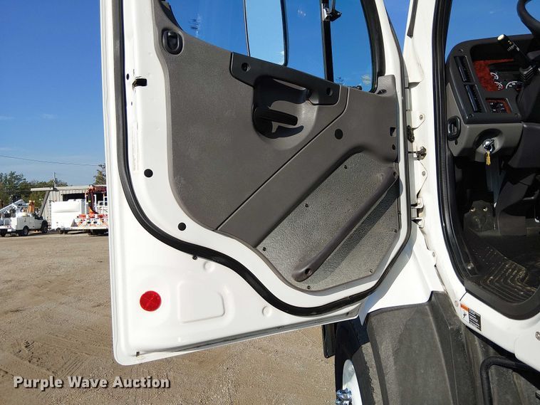 image for item EG8252 2019 Freightliner 114SD flatbed truck