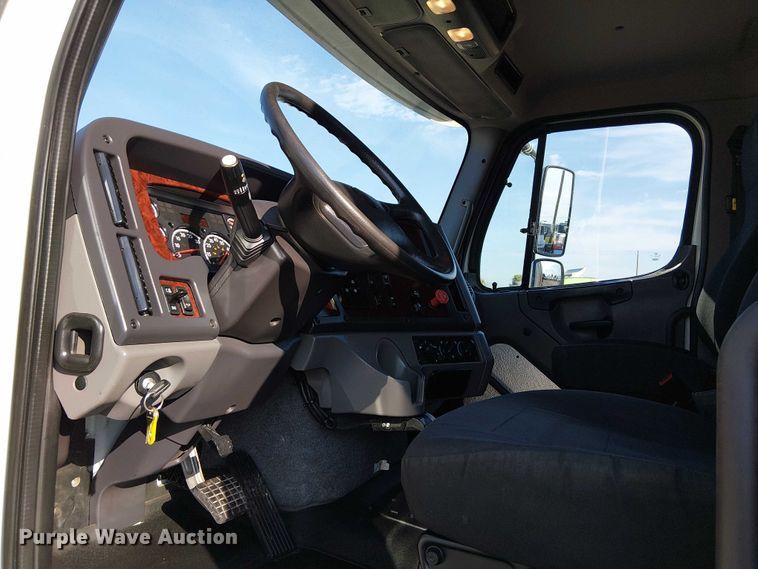 image for item EG8252 2019 Freightliner 114SD flatbed truck