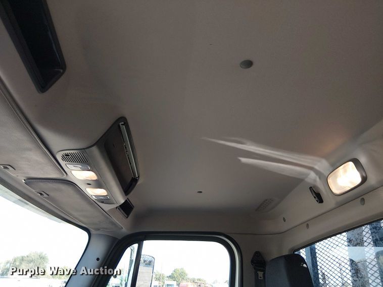 image for item EG8252 2019 Freightliner 114SD flatbed truck