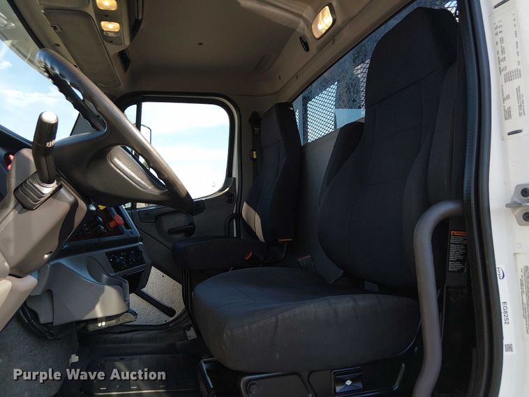 image for item EG8252 2019 Freightliner 114SD flatbed truck