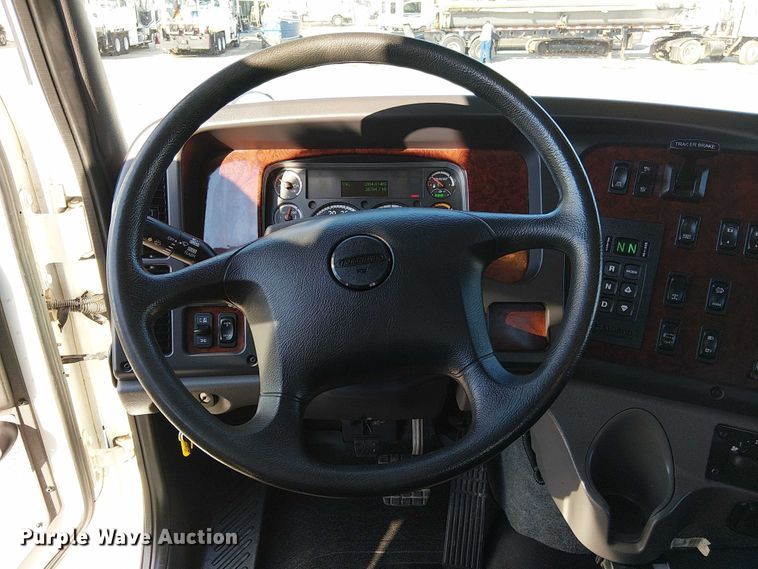 image for item EG8252 2019 Freightliner 114SD flatbed truck