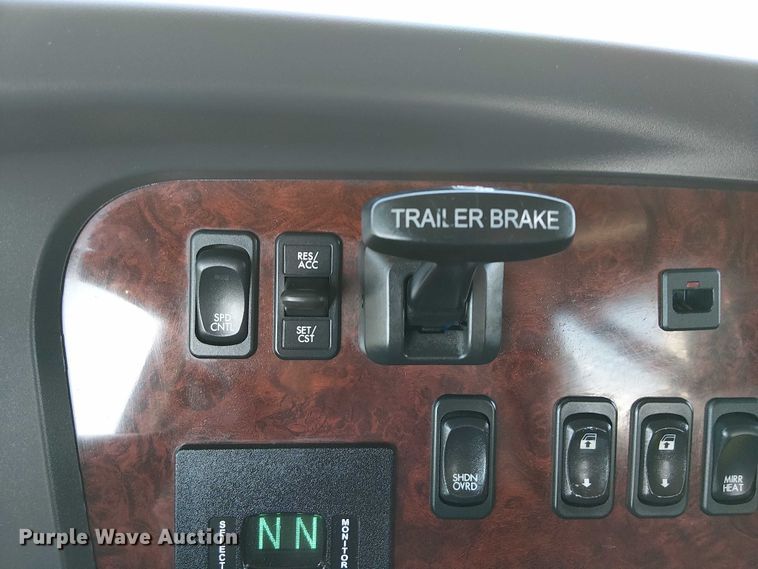 image for item EG8252 2019 Freightliner 114SD flatbed truck