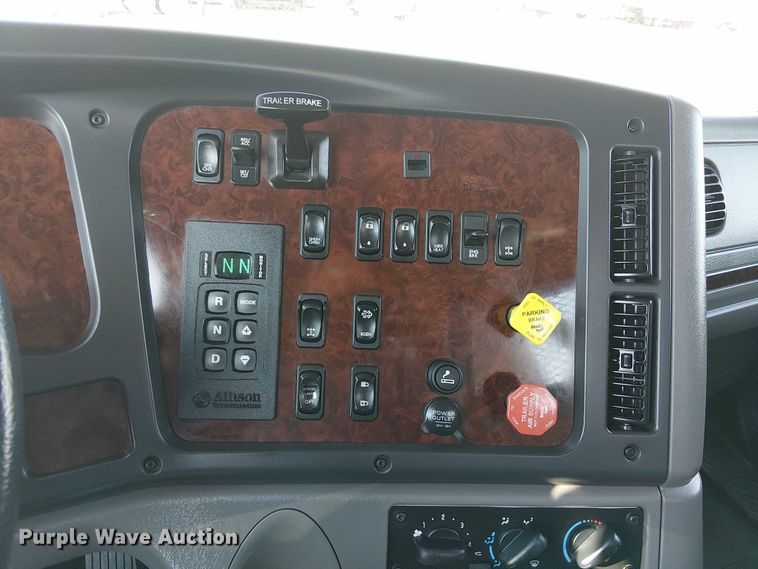 image for item EG8252 2019 Freightliner 114SD flatbed truck