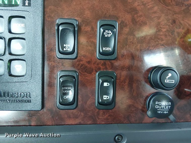 image for item EG8252 2019 Freightliner 114SD flatbed truck