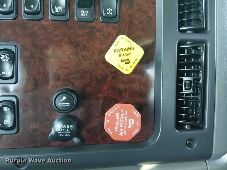 image for item EG8252 2019 Freightliner 114SD flatbed truck