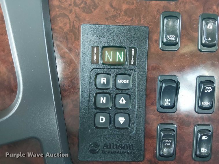 image for item EG8252 2019 Freightliner 114SD flatbed truck