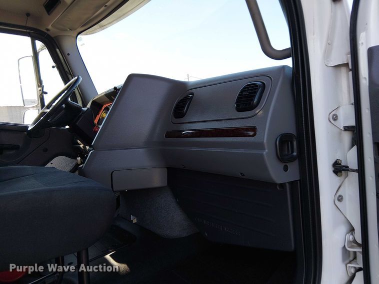 image for item EG8252 2019 Freightliner 114SD flatbed truck