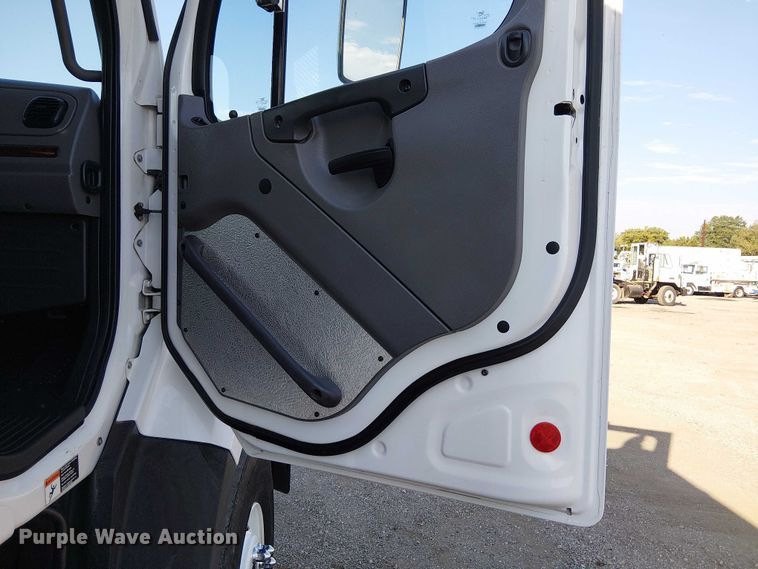 image for item EG8252 2019 Freightliner 114SD flatbed truck