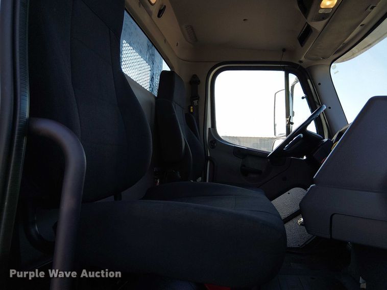 image for item EG8252 2019 Freightliner 114SD flatbed truck