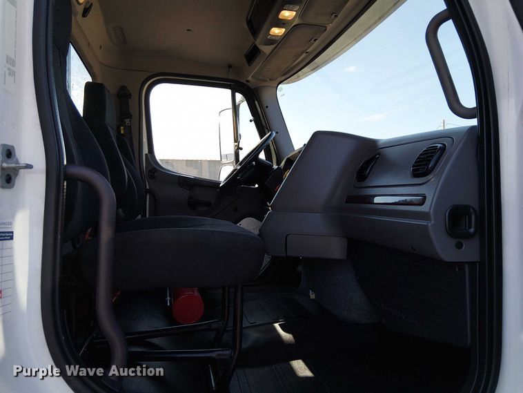 image for item EG8252 2019 Freightliner 114SD flatbed truck