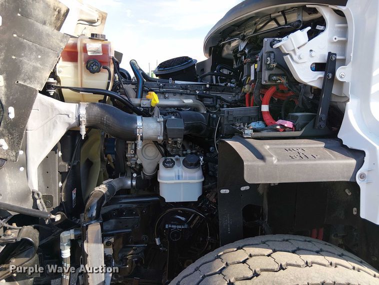 image for item EG8252 2019 Freightliner 114SD flatbed truck