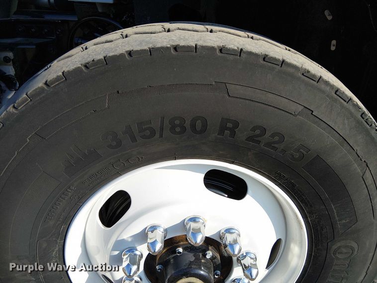 image for item EG8252 2019 Freightliner 114SD flatbed truck