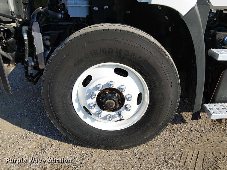 image for item EG8252 2019 Freightliner 114SD flatbed truck