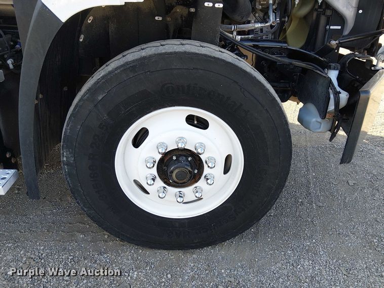 image for item EG8252 2019 Freightliner 114SD flatbed truck