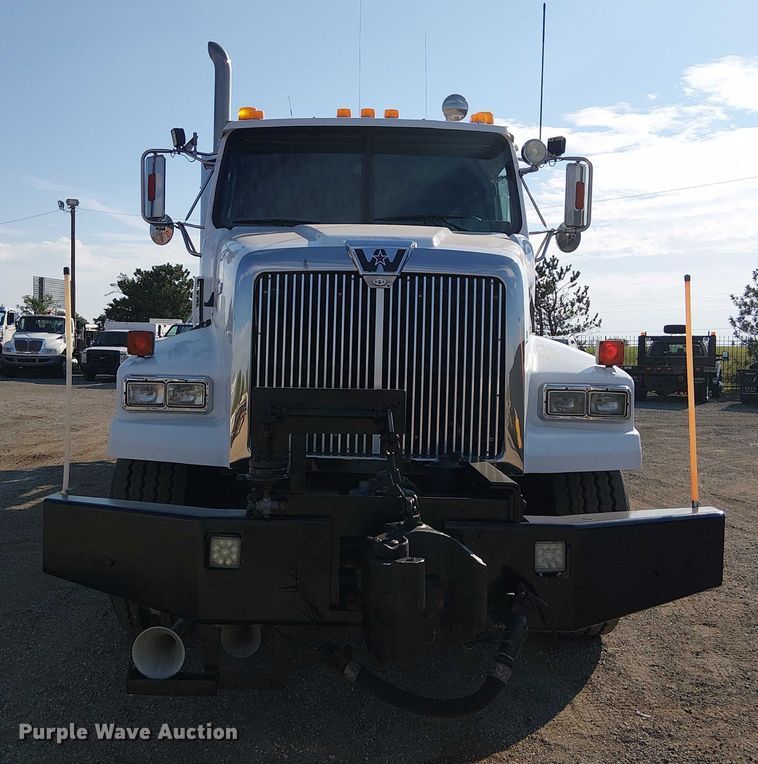 image for item EG8253 2002 Western Star 4900 crane truck